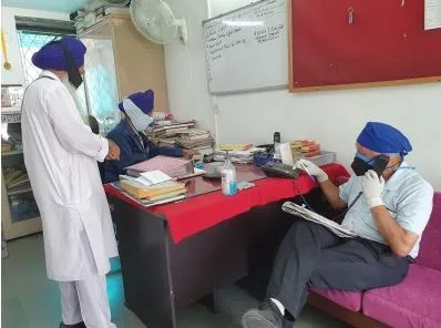 नोएडा का गुरुद्वारा कर रहा कोरोना संक्रमित लोगों की मदद, दरवाजे तक भिज वा रहे खाना