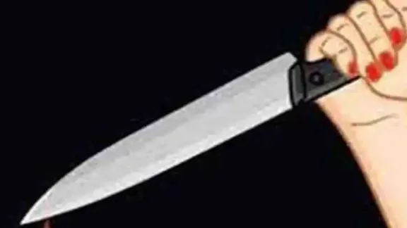 सूरत : वो सड़क पर खड़ी थी तभी कार में बुरखे वाली आई और कान काट दिया!