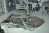 सूरत : चौक बाजार में मेट्रो टनल के काम के दौरान 20 फीट गहरी धंसी जमीन, दो इमारतें खाली कराई गईं