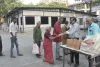 सूरत : सिविल अस्पताल परिसर में मरीजों के परिजनों के लिए सेवा कार्य, अधिक मास के पहले दिन नाश्ता वितरण