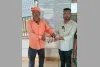 वडोदरा : रेलकर्मी ने पेश की ईमानदारी की मिसाल, ट्रैक पर मिला बैग कैश सहित लौटाया 