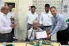 वडोदरा : 100 वर्ष पूर्ण होने पर सेवानिवृत्त रेलकर्मी उमेदभाई पटेल का वडोदरा मंडल द्वारा गरिमामय सम्मान