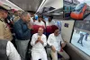 सूरत : वंदे भारत ट्रेन से नवसारी रवाना हुए राज्यपाल और मुख्यमंत्री, सूरत रेलवे स्टेशन पर हुआ भव्य स्वागत