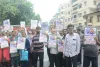 सूरत : भेस्तान हाउसिंग के निवासी सड़कों पर उतरे, पुनर्वास की मांग को लेकर नगर निगम के खिलाफ प्रदर्शन