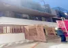 सूरत : भाजपा नेता के बंगले में लगी आग, घर में बना लकड़ी का मंदिर जलकर खाक