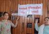 सूरत : कुंभानी के घर पहुंचे कांग्रेस कार्यकर्ताओं ने हंगामा किया