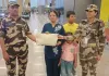 सूरत : सूरत एयरपोर्ट पर CISF जवानों की ईमानदारी की मिसाल, महिला यात्री का लाखों रुपये और आभूषण से भरा बैग लौटाया