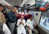 सूरत : वंदे भारत ट्रेन से नवसारी रवाना हुए राज्यपाल और मुख्यमंत्री, सूरत रेलवे स्टेशन पर हुआ भव्य स्वागत