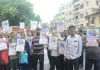 सूरत : भेस्तान हाउसिंग के निवासी सड़कों पर उतरे, पुनर्वास की मांग को लेकर नगर निगम के खिलाफ प्रदर्शन