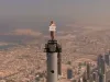 दुनिया की सबसे ऊंची बिल्डिंग पर एयर होस्टेस का खतरनाक स्टंट, वीडियो देखकर रह जाओगे हैरान