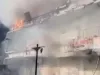 गुजरात : पटाखों की दुकान में लगी आग से पार्किंग में रखी गाडियाँ हुई जलकर खाक, सोशल मीडिया पर वायरल हुआ वीडियो