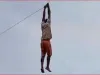 उड़ते पतंग के साथ आकाश में पहुंचा शख्स, सोशल मीडिया पर वायरल हुआ वीडियो