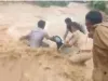 गुजरात : बरसात के कारण हर जगह पानी भरने के बाद पुलिस की सेना बन रही आम जनता की मददगार