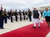 पेरिस पहुंचे भारतीय प्रधानमंत्री नरेन्द्र मोदी, फ्रांसीसी प्रधानमंत्री ने की अगवानी