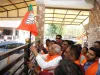 भाजपा स्थापना दिवस : गांधीनगर में घर-घर लगा भाजपा का झंडा