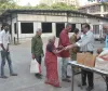 सूरत : सिविल अस्पताल परिसर में मरीजों के परिजनों के लिए सेवा कार्य, अधिक मास के पहले दिन नाश्ता वितरण