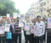 सूरत : भेस्तान हाउसिंग के निवासी सड़कों पर उतरे, पुनर्वास की मांग को लेकर नगर निगम के खिलाफ प्रदर्शन