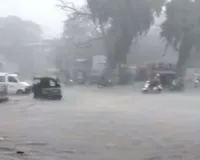 गुजरात : बारिश के कारण हाइवे पर यातायात प्रभावित