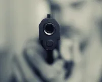 शराब दुकान में बंदूक की नोक पर तीन लाख रुपये की लूट