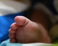 झारखंड : छापेमारी के दौरान चार दिन की बच्चे पर चढ़ा पुलिसकर्मी, बच्ची की हुई मौत