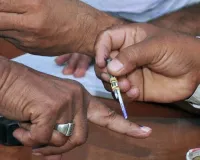 कर्णाटक : चुनाव आते ही वोटरों को रिझाने में लग गये उम्मीदवार, बाँट रहे हैं डिनर सेट, प्रेशर कुकर, डिजिटल घड़ियां जैसे आइटम