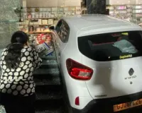 वड़ोदरा : महिला चालक ने ब्रेक के बदले दबाया एक्सीलेटर, गाड़ी शीशा तोड़कर दुकान के अंदर