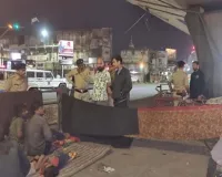 सूरत : ठंड के दौरान रात में सड़कों पर सो रहे लोगों के साथ पुलिस का मानवीय रूख
