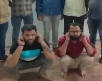 सूरत : नशे में लोगों को मारने वाले दो युवकों से पुलिस ने उठक-बैठक करवाई!