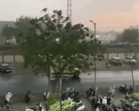 अहमदाबाद : शहर में बदला मौसम, तेज हवा के साथ हुई बारिश