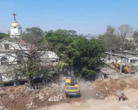 सूरत : मेट्रो प्रोजेक्ट के लिए चौक बाजार में 200 साल पुराने चर्च के प्रार्थना हॉल को तोड़ा गया 