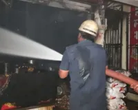 सूरत  : पांडेसरा में शार्ट सर्किट से मसाला दुकान में लगी आग, सामान जलकर राख