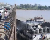 सूरत : जल प्रवाह से खींची चली गई कोयला भरी बड़ी नौकाएं ओएनजीसी ब्रिज तक पहुंच गईं