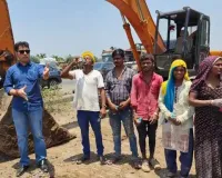 सूरत : भीषण गर्मी में काम कर रहे मजदूरों को पीने के लिए पानी और कपड़े दिए गए