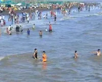 सूरत  : डुमस समुद्रतट पर रविवार को उमडी भीड़