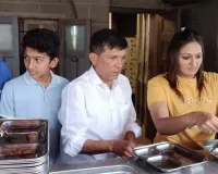 सूरत :  राजवीर पटेल ने बर्थडे पर केक काटने की जगह भिक्षुकों को भोजन कराया