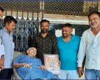 राजकोट : धोराजी के 90 वर्षीय वृद्धा ने खोडलधाम को दान की 43 बीघा जमीन, स्ट्रेचर पर सब रजिस्ट्रार कार्यालय पहुंची