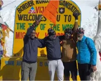 सूरत के युवाओं ने 550 किमी साइक्लिंग कर खारदुंगला में फहराया भगवा झंडा