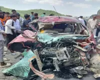 खाटू श्याम से लौट रहे परिवार की कार हाइवे पर बस से भिड़ी, छह लोगों की मौत