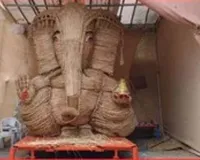 गुजरात : वडोदरा के कारेलीबाग में घास से बनाई गई श्रीजी की 13 फीट ऊंची प्रतिमा