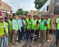 सूरत नगर निगम की टीम अंकलेश्वर में बाढ़ का पानी कम होने पर सफाई काम में जुटी