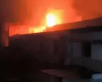 सूरत : लूम्स फैक्ट्री की चौथी मंजिल पर भीषण आग, आग में फंसे 6 मजदूरो को बचाया