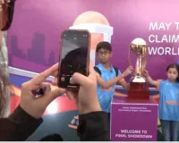 विश्वकप फाइनल : अहमदाबाद हवाईअड्डे पर विश्वकप ट्रॉफी की प्रतिकृति बनी आकर्षण का केन्द्र