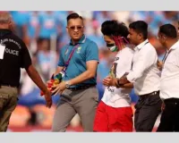 वर्ल्ड कप : चालू मैच में फिलिस्तीन का समर्थक मैदान में घुसा, चांदखेड़ा पुलिस थाने ले गई