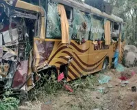 इंदौर से अहमदाबाद आ रही बस की सड़क किनारे खड़ी बस से टक्कर, दो बच्चों समेत चार की मौत, 17 घायल