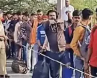 सूरत : रेलवे स्टेशन पर भीड़ को नियंत्रित करने के लिए प्लेटफॉर्म पर रस्सी की बैरिकेडिंग और 200 जवानों की तैनाती