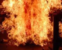 सूरत : फ्लैश फायर से घर में लगी आग, मां-बेटा और बहू झुलसे, एक की मौत