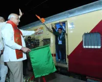 अहमदाबाद : मुख्यमंत्री भूपेंद्र पटेल ने साबरमती रेलवे स्टेशन से अयोध्या के लिए आस्था स्पेशल ट्रेन को हरी झण्डी दिखाकर प्रस्थान कराया