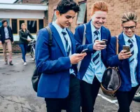 ब्रिटेन सरकार ने स्कूलों में बच्चों के मोबाइल फोन के उपयोग पर प्रतिबंध लगाया