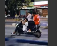 सूरत : इलेक्ट्रिक मोपेड से सड़क पर खतरनाक स्टंट करते युवक का वीडियो हुआ वायरल 