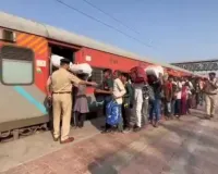 सूरत : होली पर रेलवे स्टेशन पर भारी भीड़, ताप्ती गंगा ट्रेन के लिए लगी कतार